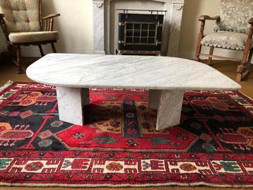 Belle table basse, marbre de Cararra, excellente qualité