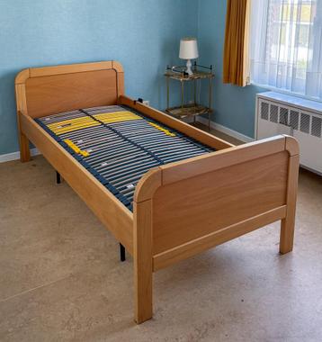 Eenpersoonsbed 0,90 m x 2 m en elektrische boxspring beschikbaar voor biedingen