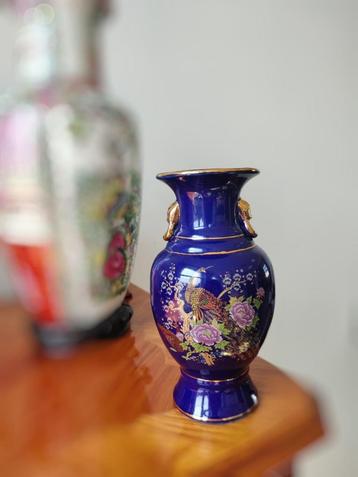 Vintage keramische vaas met pauwdecoratie beschikbaar voor biedingen