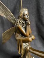Bronzen meisje/elf zittend in maan gesigneerd groot brons, Ophalen of Verzenden