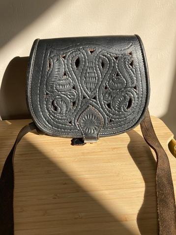 Echte lederen handtas met sierlijke perforaties en reliëf beschikbaar voor biedingen