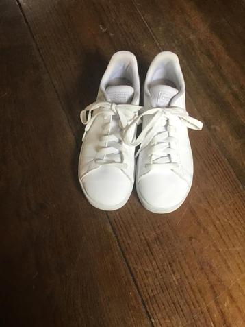 Adidas sneaker maat 34 beschikbaar voor biedingen