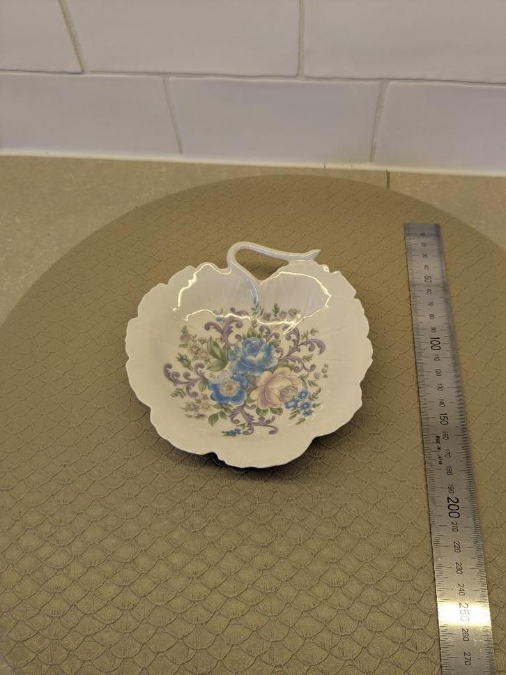 Limoges porseleinen schaaltje – bladvorm – goudrand, Antiek en Kunst, Antiek | Porselein, Ophalen