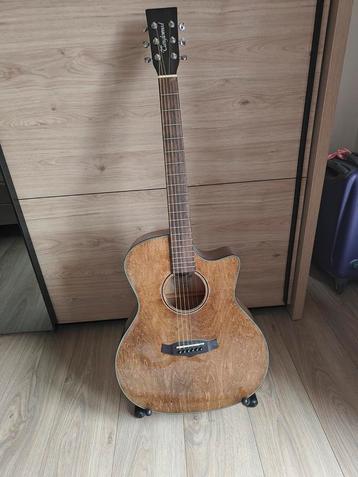 Akoestische gitaar (opbergtas + staander inbegrepen) beschikbaar voor biedingen