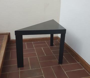 Table basse triangulaire en bois beschikbaar voor biedingen