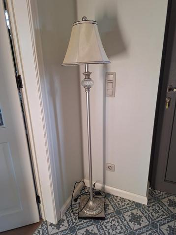 Landelijke vloerlamp met zilverkleurige staander en beige ka, Neuf, Tissus, Enlèvement, 100 à 150 cm