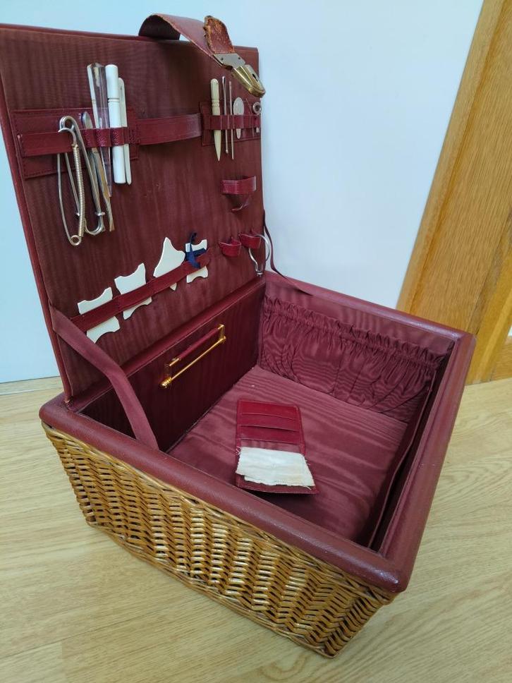 rieten naaikoffer vintage, Hobby en Vrije tijd, Naaien en Fournituren, Gebruikt, Overige typen, Ophalen