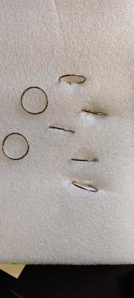 zeven goudkleurige ringen, Handtassen en Accessoires, Ringen, Gebruikt, Dame, Groen, Overige materialen, Ophalen of Verzenden
