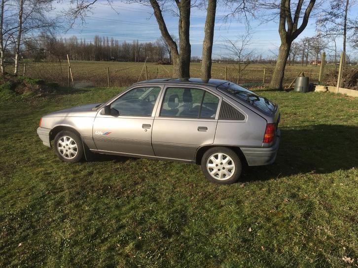Opel Kadett 1200cc  bouwjaar 1990, Auto's, Opel, Particulier, Kadett, Lichtmetalen velgen, Metaalkleur, Open dak, Radio, Benzine