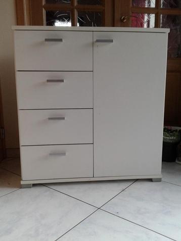 Meuble d'appoint beschikbaar voor biedingen