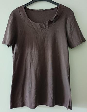 bruin tshirt met knoop aan hals beschikbaar voor biedingen