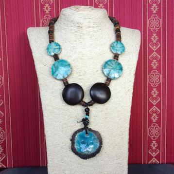 Long collier ethnique en céramiques raku turquoises, ébène