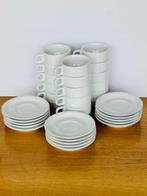 hotelporselein - 15 kopjes en 15 schoteltjes, Huis en Inrichting, Keuken | Servies, Ophalen of Verzenden, Zo goed als nieuw, Effen