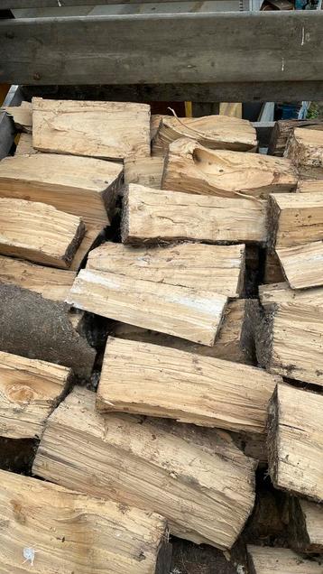 Gekliefd droog brandhout  beschikbaar voor biedingen