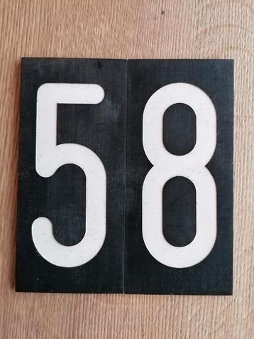 Huisnummer 5 en 8 in kunststof - 2 delen  beschikbaar voor biedingen