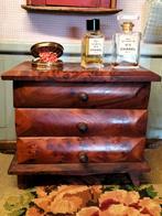 Miniatuur ladenkastje in prachtige houtsoort, Antiek en Kunst, Ophalen of Verzenden