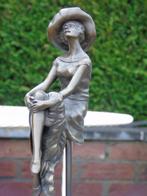 statue femme au chapeau sur tabouret haut bronze signé ., Antiquités & Art, Antiquités | Bronze & Cuivre, Bronze, Enlèvement ou Envoi