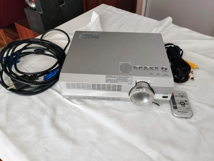 Projecteur PANASONIC PT-AE100E avec sac de transport, Audio, Tv en Foto, Beamers, Zo goed als nieuw, Ophalen