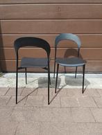 2 zwarte stapelbare stoelen, Ophalen, Zo goed als nieuw, Kunststof
