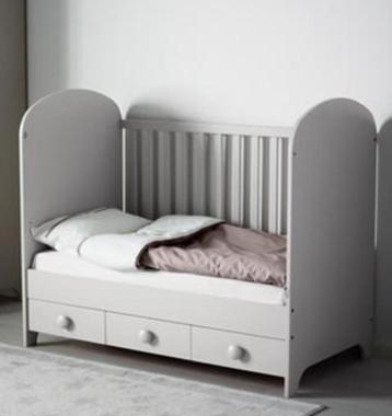 Leuk babybedje, met 3 handige lades. beschikbaar voor biedingen