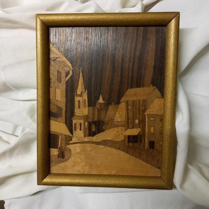 Dorpje met kerk in marqueterie, Antiek en Kunst, Kunst | Schilderijen | Klassiek, Ophalen of Verzenden