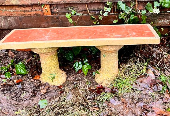 Buitenbank van rood marmer en crèmekleurig graniet, Tuin en Terras, Tuinbanken, Zo goed als nieuw, Ophalen