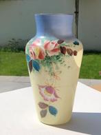 Vintage opaline vaas beschilderd met bloemen, Antiek en Kunst, Antiek | Vazen, Ophalen of Verzenden