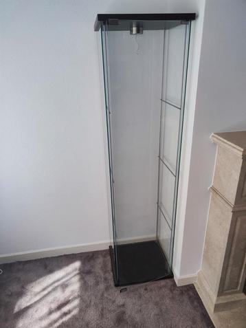 glazen vitrine kast beschikbaar voor biedingen