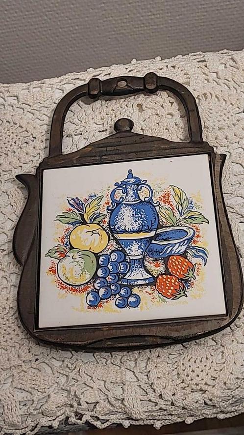 Vintage onderzetter van keramiek en gietijzer, Antiek en Kunst, Antiek | Wandborden en Tegels, Ophalen of Verzenden