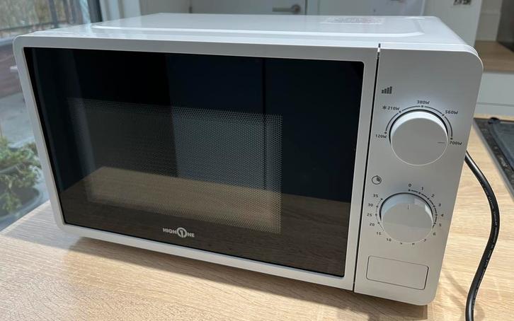Micro-ondes HIGH-ONE Electrodépôt, Elektronische apparatuur, Microgolfovens, Zo goed als nieuw, Tussenbouw, Microgolfoven, Minder dan 45 cm
