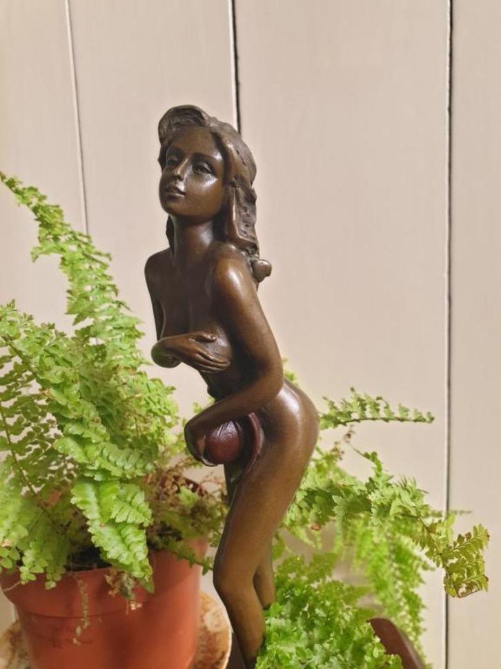 Bronzen beeld van een pikante , erotische vrouw, Antiek en Kunst, Kunst | Beelden en Houtsnijwerken, Ophalen of Verzenden