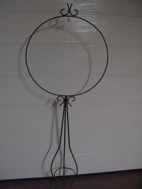 Support en fer forgé a trois pieds pour plantes, Maison & Meubles, Accessoires pour la Maison | Colonnes & Piliers, Utilisé, Enlèvement