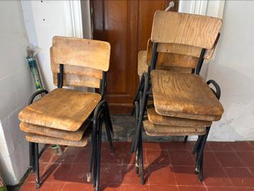 Oude schoolstoelen beschikbaar voor biedingen