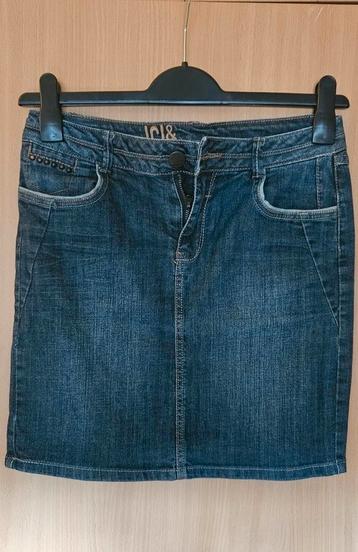 Jupe en jeans beschikbaar voor biedingen