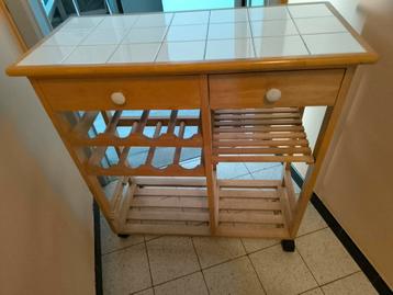 Kastje ideaal als bijzettafel op wieltjes  beschikbaar voor biedingen