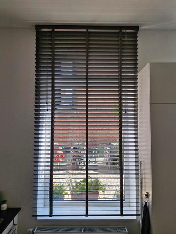 Houten jaloezie lamellen in taupe beschikbaar voor biedingen