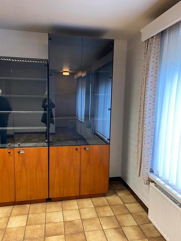 Bureau en kasten beschikbaar voor biedingen