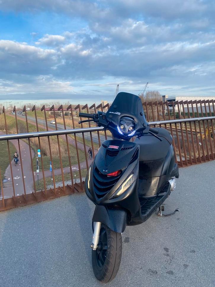 Piaggio zip Iget 2025, Fietsen en Brommers, Scooters | Piaggio, Zo goed als nieuw, Zip, Klasse A (25 km/u), Benzine, Ophalen
