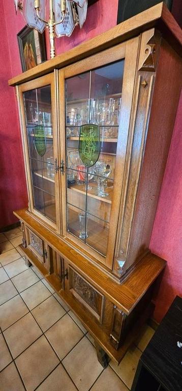 Vitrinekast met vitraux en sculpturen beschikbaar voor biedingen