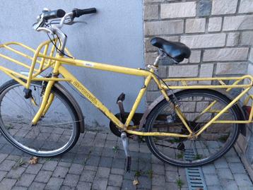 fiets van een oude postbode  beschikbaar voor biedingen