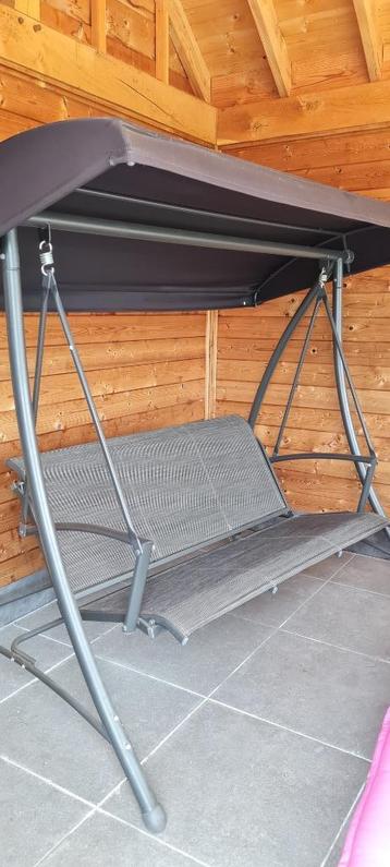 Tuin-schommel met zonneluifel beschikbaar voor biedingen