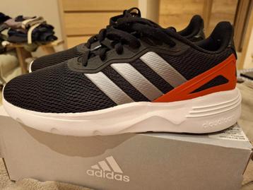 Sportschoenen adidas  beschikbaar voor biedingen