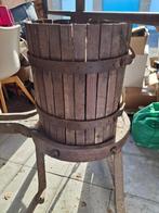 Oude druivenpers, te restaureren met twee decoratieve glazen, Ophalen