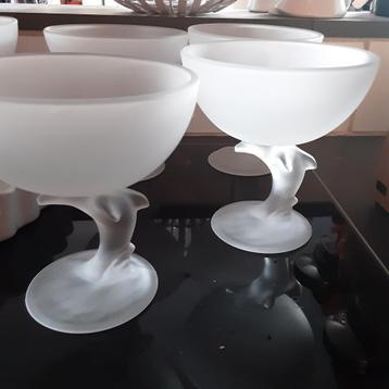 7 mooie mat glas dolfijn ijscoupes in perfecte staat.
