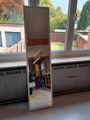 Grote hangspiegel beschikbaar voor biedingen