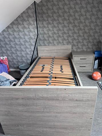 Bed nachtkast en lattenbodem beschikbaar voor biedingen