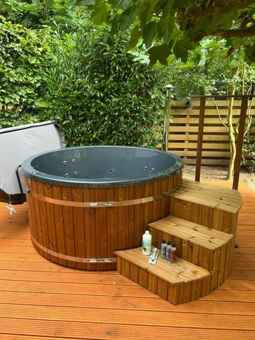 PREMIUM LUXE ACRYL HOTTUB HOUTGESTOOKT + filter beschikbaar voor biedingen