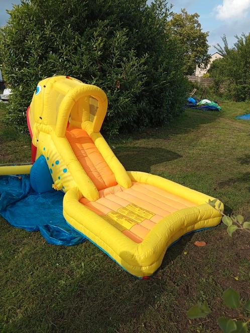 Klein springkussen / waterglijbaan (3-6jaar), Kinderen en Baby's, Speelgoed | Buiten | Opblaasfiguren, Zo goed als nieuw, Ophalen