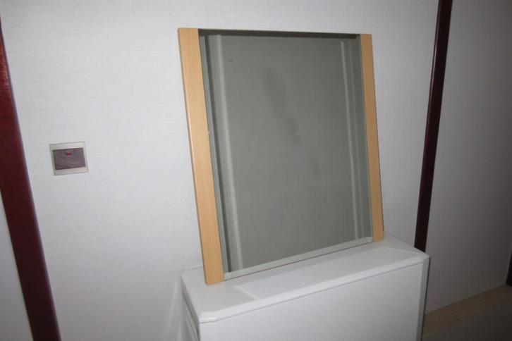 Spiegel op beukenhouten plank Nieuw Foto 2528, Huis en Inrichting, Woonaccessoires | Spiegels, Ophalen of Verzenden