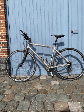 Koersfiets met vlak stuur - hybride fiets beschikbaar voor biedingen